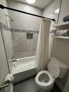 Ένα μπάνιο στο Spacious 5BR 15 mins from Downtown -free parking!