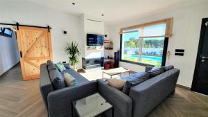 Televízia a/alebo spoločenská miestnosť v ubytovaní VILLA OASIS Casa Rural ideal Familias y grupos