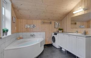 Ένα μπάνιο στο Three-Bedroom Holiday Home In Logstor +19 φωτογραφίες