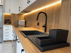 ÁngelesにあるApartamento Porta de Fisterraのキッチン(シンク、蛇口付)