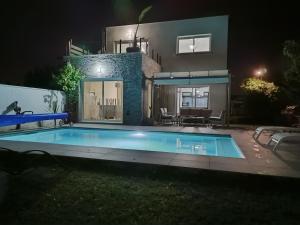 una piscina davanti a una casa di notte di Maison contemporaine a Floirac Altre 9 foto