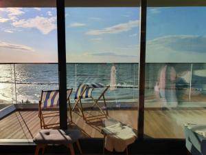 ダルウフコにあるApartament Morski Widok NAUTIC PARK 51 Darłówkoの巡航船の甲板に座る椅子2脚 +48枚の写真