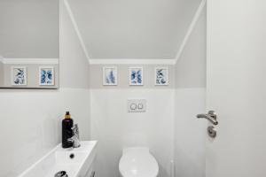 un bagno bianco con lavandino e WC di Altstadt Apartment am Wasser mit großem Garten a Bad Kreuznach Altre 15 foto