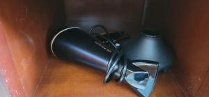 een theepot en een waterkoker op een tafel bij Villagalicia360 in Bergondo +43 foto's