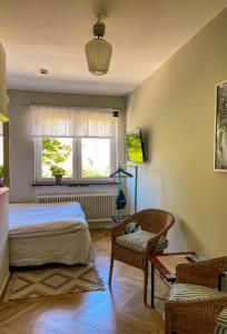 Rúm í herbergi á Gårdens & Apotekarns B&B