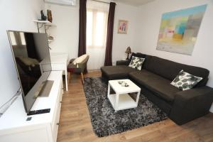 Televízia a/alebo spoločenská miestnosť v ubytovaní Apartment ARCHIE