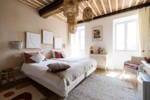 una camera da letto con un letto grande con cuscini sopra di La Sanverine private room historic center Vence a Vence