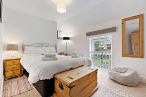 a bedroom with a large bed and a window at Pass the Keys 4 35 Fossgate Cosy Central 2-Bed Home Right in the Heart of York in York