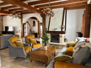 EmaldiaにあるVivienda turistica jardín con encanto y piscinaのソファと暖炉のあるリビングルーム
