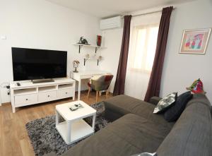 Televízia a/alebo spoločenská miestnosť v ubytovaní Apartment ARCHIE