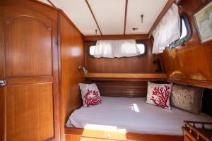 波尔图圣保罗Upupa Sailing a Night Onboard!的船后的小床