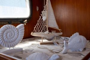 波尔图圣保罗Upupa Sailing a Night Onboard!的桌子上的两个帆船和小船的小雕像