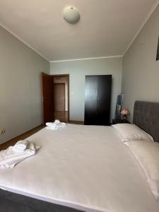 A bed or beds in a room at Apartments in Panorama Beach Vigo Nessebar