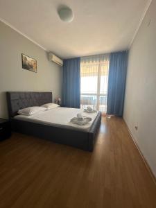 A bed or beds in a room at Apartments in Panorama Beach Vigo Nessebar