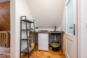 cocina con encimera y estantería en Ferienwohnung im Grünen, en Bad Muskau