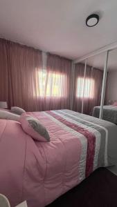 sypialnia z łóżkiem z różowym kocem w obiekcie Heart of Fuengirola - City Center, Marenostrum, Castillo de Fuengirola w mieście Fuengirola