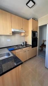 kuchnia ze zlewem i kuchenką górny piekarnik w obiekcie Heart of Fuengirola - City Center, Marenostrum, Castillo de Fuengirola w mieście Fuengirola