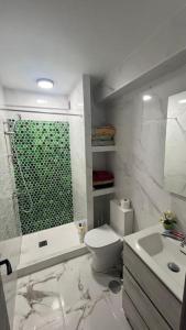 łazienka z prysznicem, toaletą i umywalką w obiekcie Heart of Fuengirola - City Center, Marenostrum, Castillo de Fuengirola w mieście Fuengirola