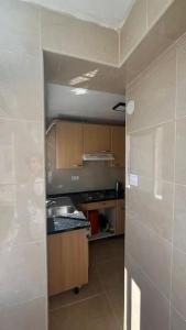 mała kuchnia ze zlewem i blatem w obiekcie Heart of Fuengirola - City Center, Marenostrum, Castillo de Fuengirola w mieście Fuengirola +12 zdjęć