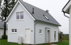 une maison blanche avec un toit en gambrel dans l'établissement Seeperle, à Olpenitz