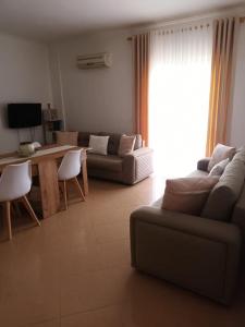 ゴーレムにあるApartment in Qerretのソファとテーブルのあるリビングルーム