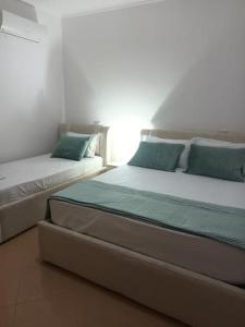 ゴーレムにあるApartment in Qerretの部屋に並んで置かれた2つのベッド