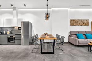 een keuken en eetkamer met een tafel en een bank bij El Coloso Loft 1 in Benalmádena +31 foto's