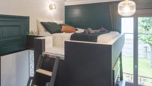 a bedroom with a bed in a room at BonAppart 1 - Charme Napoléonien & Confort in Troyes