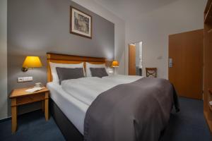 Postel nebo postele na pokoji v ubytování Prague Season Hotel