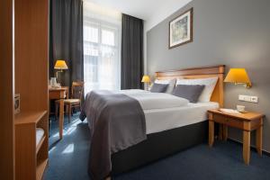 Postel nebo postele na pokoji v ubytování Prague Season Hotel