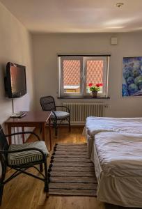 Rúm í herbergi á Gårdens & Apotekarns B&B