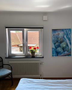Rúm í herbergi á Gårdens & Apotekarns B&B