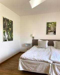 Rúm í herbergi á Gårdens & Apotekarns B&B