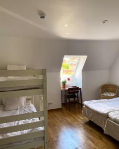 Rúm í herbergi á Gårdens & Apotekarns B&B