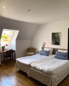Rúm í herbergi á Gårdens & Apotekarns B&B