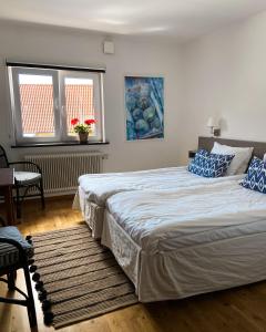 Rúm í herbergi á Gårdens & Apotekarns B&B