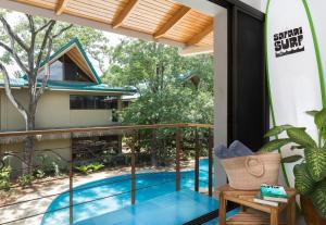Olas Verdes Hotel内部或周边的泳池