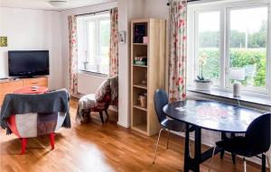イースタッドにあるCozy Home In Ystad With Kitchenのテーブルと椅子とテレビのあるリビングルーム +13枚の写真
