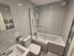 Un baño con inodoro, bañera y lavabo. en St Patrick Square Main Door, en Edimburgo