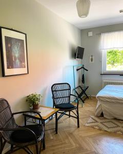 Rúm í herbergi á Gårdens & Apotekarns B&B