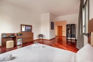 A bed or beds in a room at B&B Hotel Sassuolo