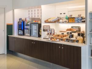 Příslušenství pro přípravu čaje a kávy v ubytování B&B Hotel Faenza