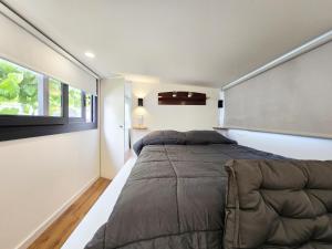 カネット・デ・マールにあるTiny House 1のベッドルーム(大型ベッド1台、大きな窓付)