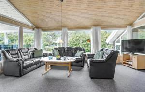 Ruang duduk di Stunning Home In Væggerløse With Sauna