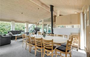 Ruang duduk di Stunning Home In Væggerløse With Sauna