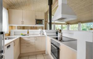 Dapur atau dapur kecil di Stunning Home In Væggerløse With Sauna