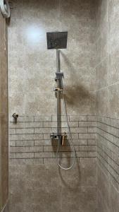 Ένα μπάνιο στο Bait Al Hakem Guest Rooms
