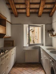 Kuchyňa alebo kuchynka v ubytovaní Deco - Casa Voltes Peratallada