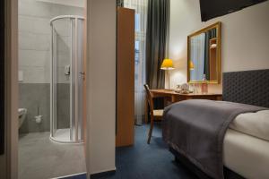 Koupelna v ubytování Prague Season Hotel + 37 fotografií