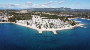 una vista aerea di un'isola nell'acqua di Mobilna hiša Vitola a Drage
